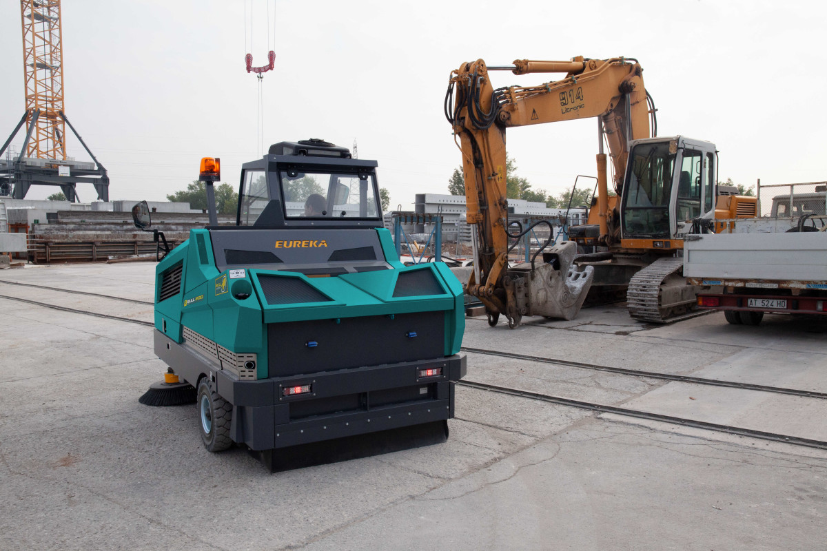 BULL 200 – BALAYEUSE AUTOPORTEE INDUSTRIELLE Balayeuses