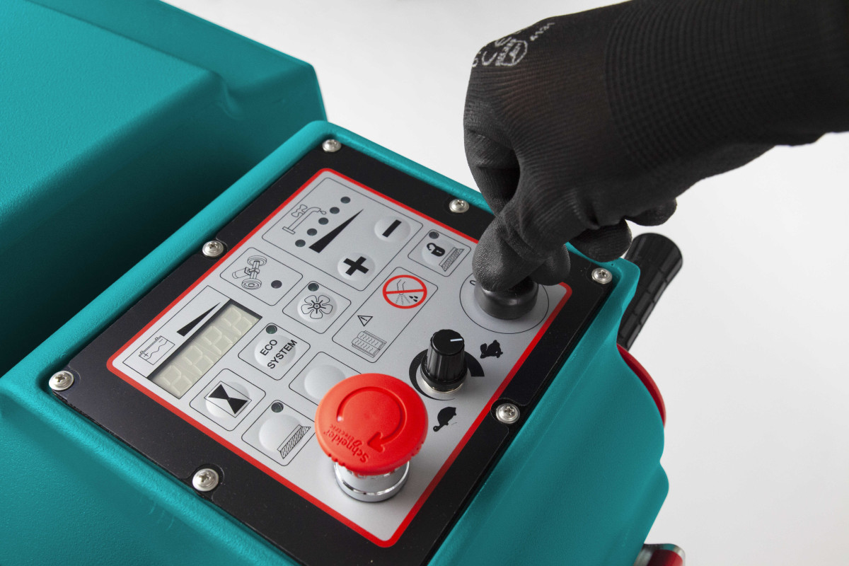 E81 | AUTOLAVEUSE AUTOTRACTEE Autolaveuses